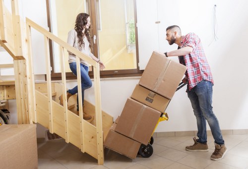 Safe handling of furniture and boxes during transportation